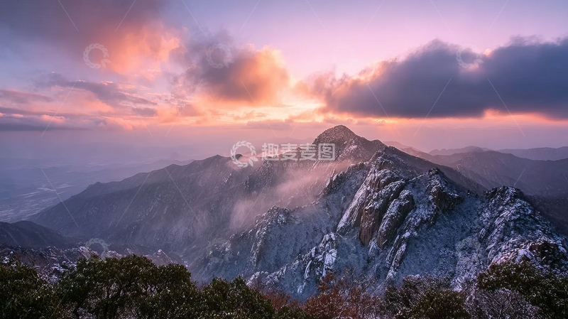 高清大图下载【趣麦麦图】日落时分山峦层叠云雾缭绕的壮丽景色
