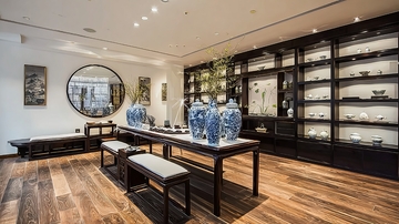 展示蓝色瓷器的典雅室内空间
