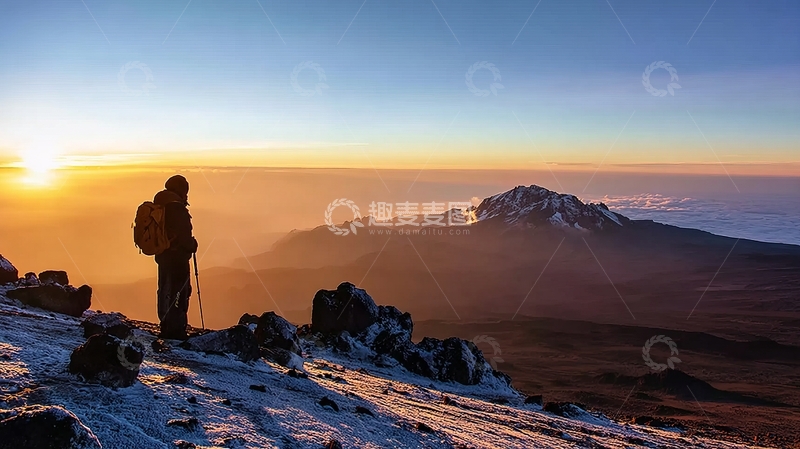 高清大图下载【趣麦麦图】登山者在日出时分眺望雪山