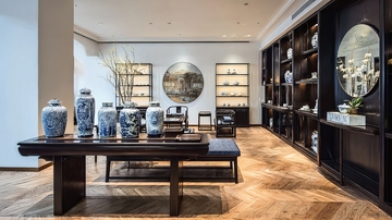 现代中式风格展厅内陈列精美瓷器与装饰品