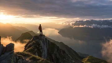 日出时分山顶远眺云海壮丽景色