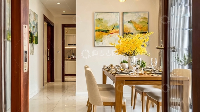 高清大图下载【趣麦麦图】现代风格餐厅内景摆放黄色花束与艺术画作