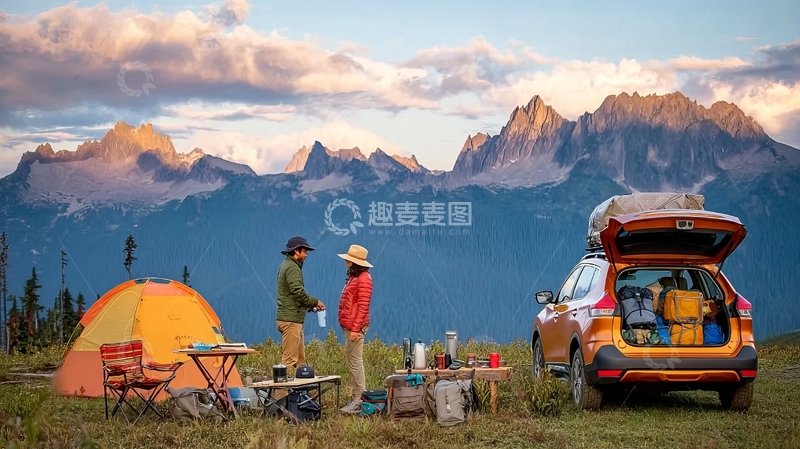 高清大图下载【趣麦麦图】两人在山地露营区搭帐篷准备野餐