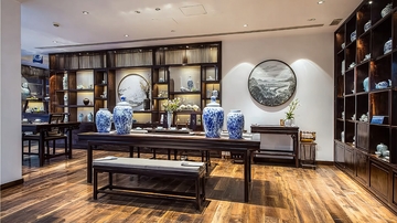 典雅中式展厅陈列精美青花瓷与古典家具