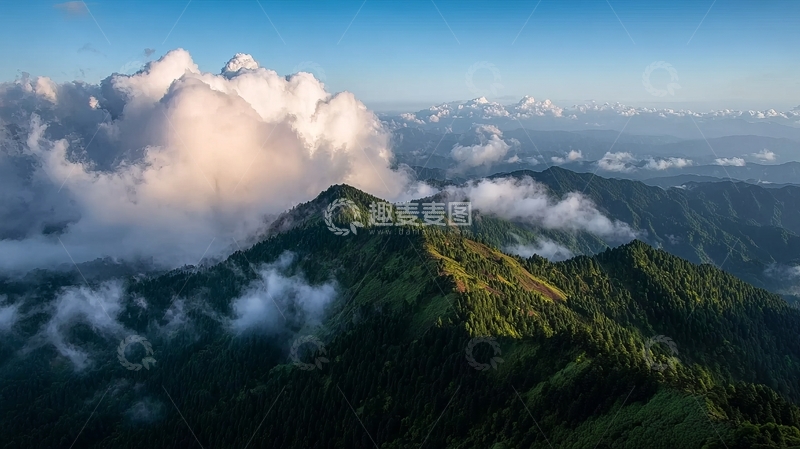 高清大图下载【趣麦麦图】云雾缭绕的山峦在晨光中展现出壮丽景色