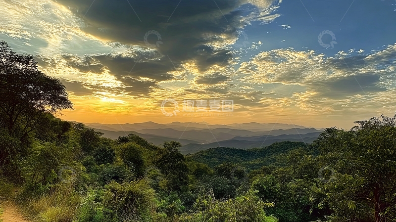 高清大图下载【趣麦麦图】日落时分的山林景观云层映衬壮丽景色