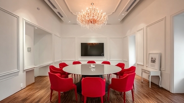 现代简约风格会议室配备红色座椅和华丽吊灯