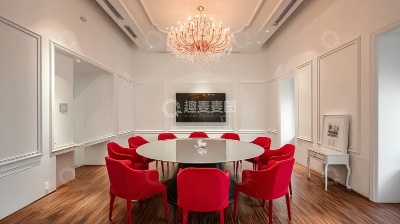 现代简约风格会议室配备红色座椅和华丽吊灯