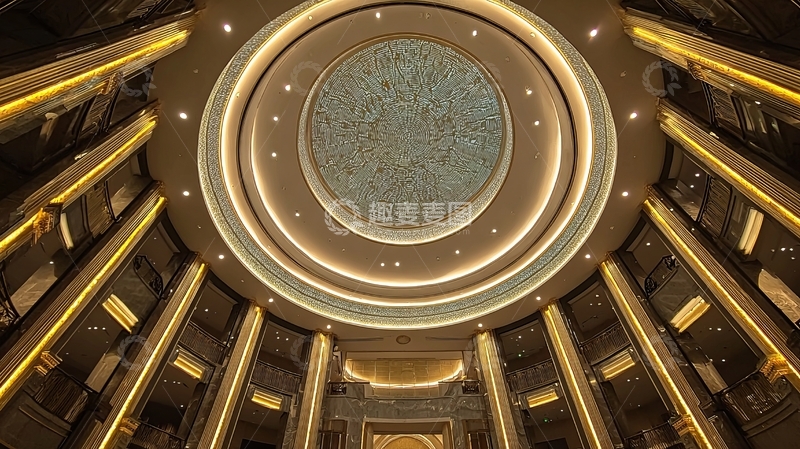 高清大图下载【趣麦麦图】豪华大厅天花板圆形设计与金色立柱装饰