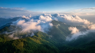 云海缭绕的翠绿山峦日出景象