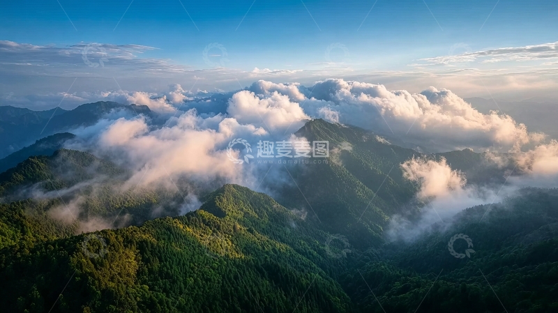 高清大图下载【趣麦麦图】云海缭绕的翠绿山峦日出景象