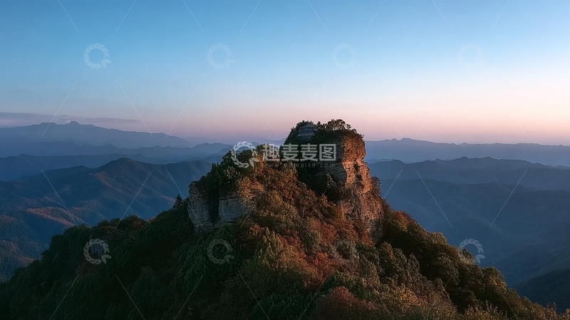 高清大图下载【趣麦麦图】日落时分山巅岩石与层叠山脉的壮丽景色