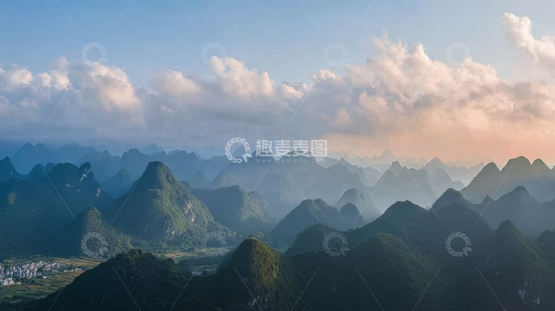 高清大图下载【趣麦麦图】层叠山峦与晨曦云霞交织的壮丽自然景观