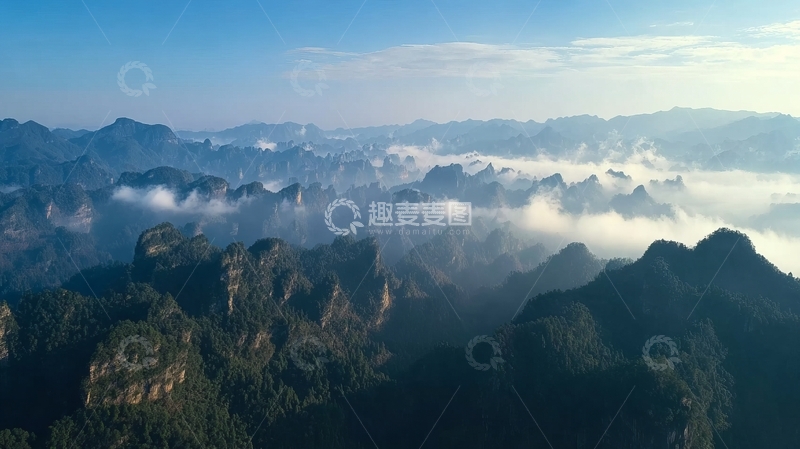 高清大图下载【趣麦麦图】云雾缭绕的山脉景观