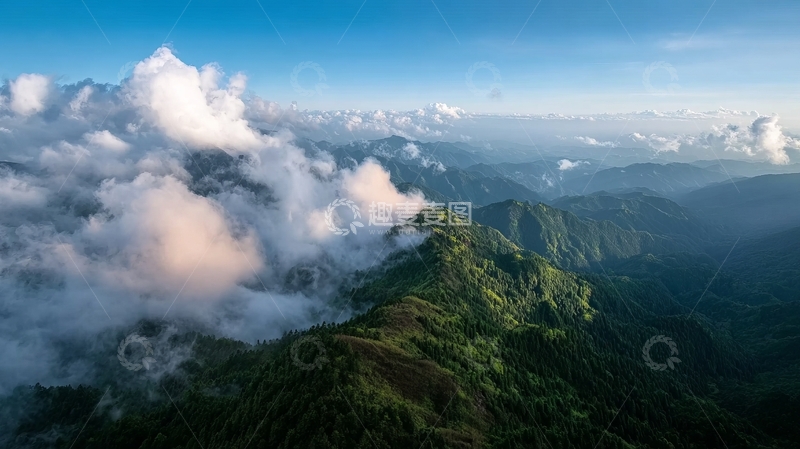 高清大图下载【趣麦麦图】云海缭绕的翠绿山峦高空俯瞰图