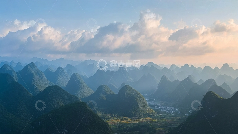 高清大图下载【趣麦麦图】层叠喀斯特地貌晨雾缭绕山峦起伏