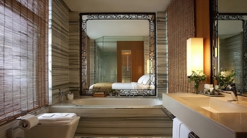 现代中式风格浴室配备浴缸和宽敞空间