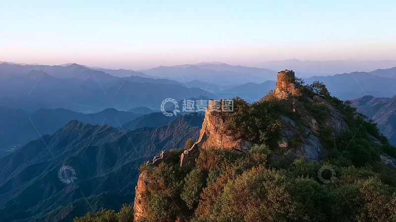 高清大图下载【趣麦麦图】山巅古塔与层叠山脉的日落景象