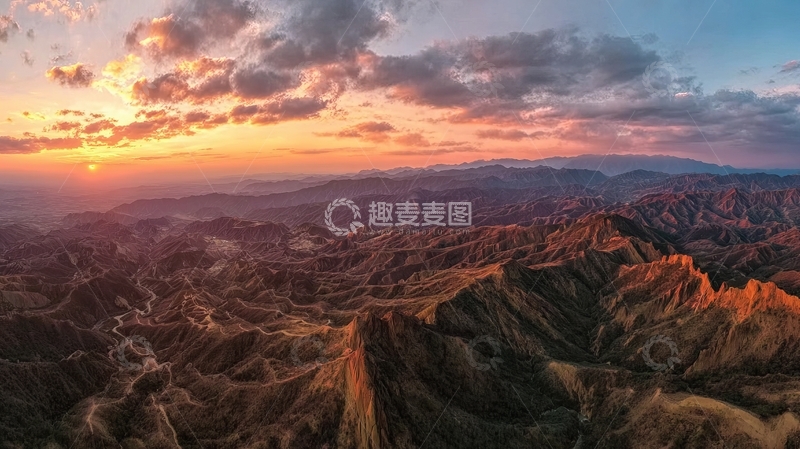 高清大图下载【趣麦麦图】壮丽山脉日落全景展现自然之美