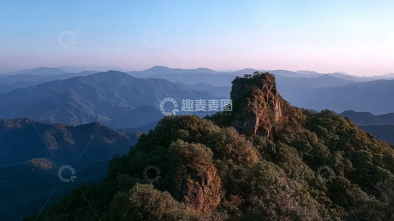 高清大图下载【趣麦麦图】山巅巨石与层叠山脉的日落景象