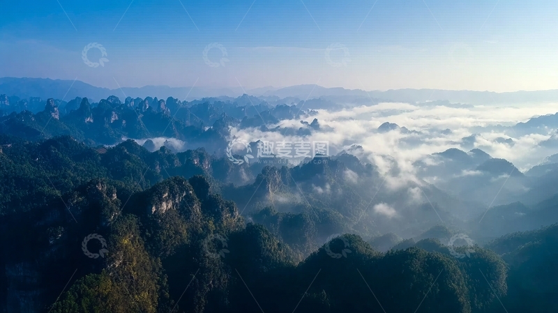 高清大图下载【趣麦麦图】云海缭绕山峰晨曦初现