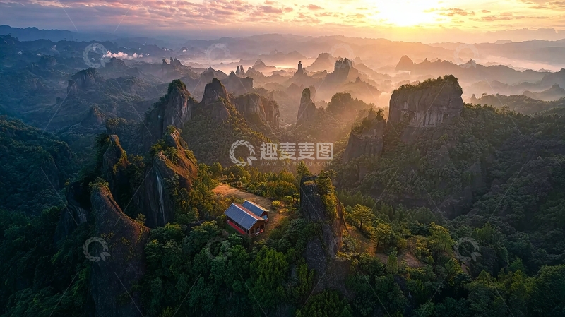 高清大图下载【趣麦麦图】高空俯瞰山峦叠翠间的小屋