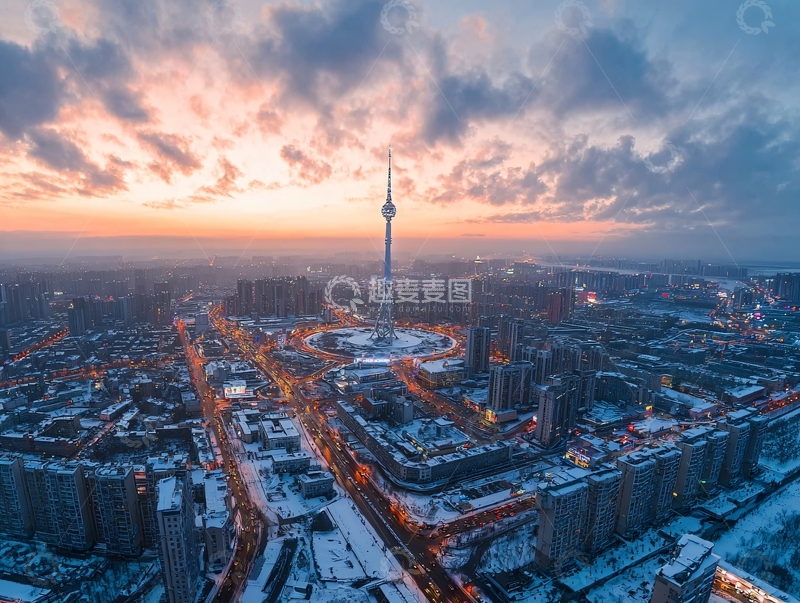 高清大图下载【趣麦麦图】雪后城市日出时分高空俯瞰塔楼与街道