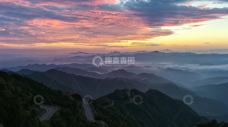 高清大图下载【趣麦麦图】层峦叠嶂间晨曦初现云霞漫天
