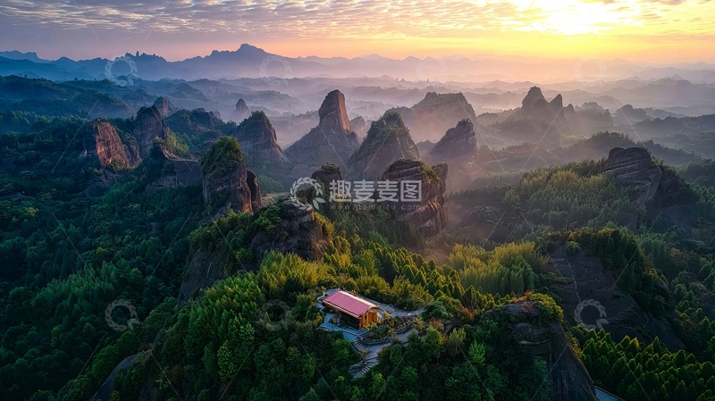 高清大图下载【趣麦麦图】日出时分山峦叠嶂云雾缭绕的壮丽自然景观