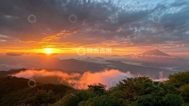 高清大图下载【趣麦麦图】日出时分山峦叠嶂云海缭绕的壮丽景色