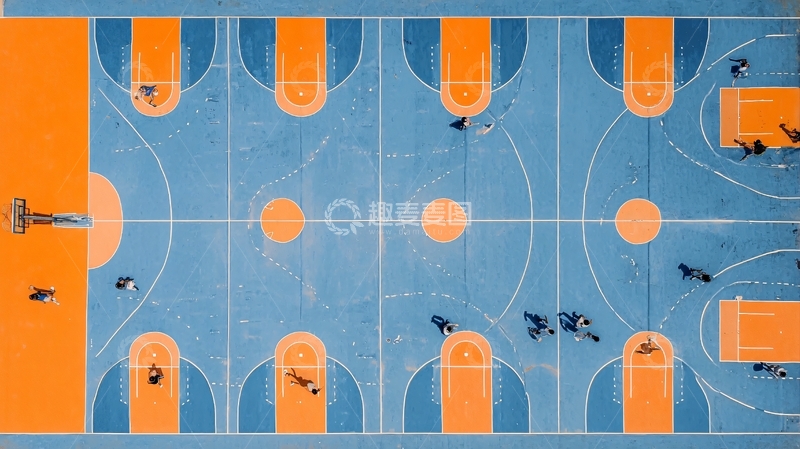 高清大图下载【趣麦麦图】俯瞰视角下的篮球场多人活动场景