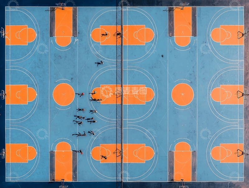 高清大图下载【趣麦麦图】俯瞰视角下的蓝色篮球场上有数人活动