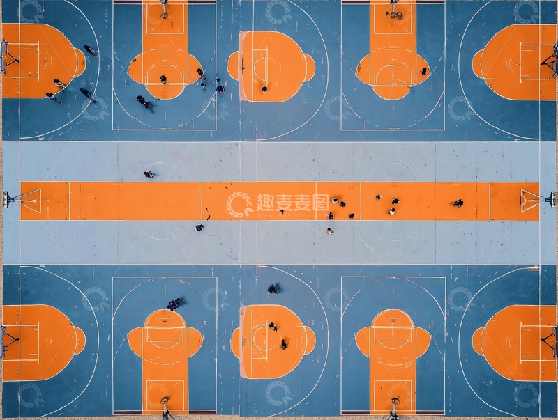 高清大图下载【趣麦麦图】俯瞰视角下的篮球场多人活动场景