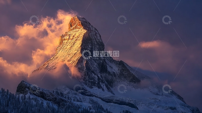 高清大图下载【趣麦麦图】雪山峰顶在晨曦中被云雾环绕