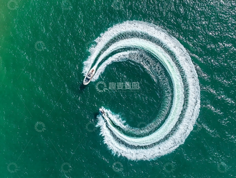 高清大图下载【趣麦麦图】航拍视角下快艇在碧绿海面上划出螺旋形尾迹