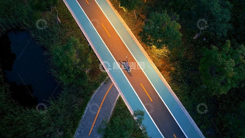 高清大图下载【趣麦麦图】无人机航拍视角下夜晚公路上的摩托车行驶场景