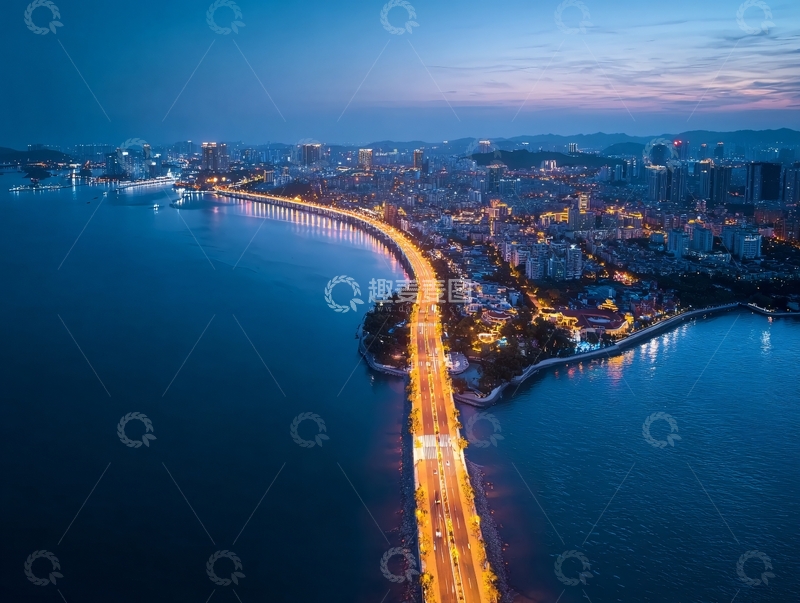 高清大图下载【趣麦麦图】夜晚城市海岸线灯光璀璨道路延伸入海