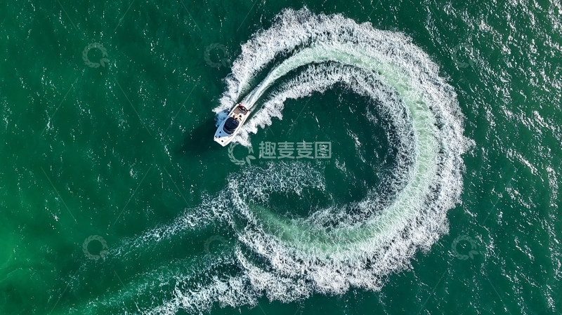 高清大图下载【趣麦麦图】航拍视角下快艇在碧绿海面上划出优美弧线