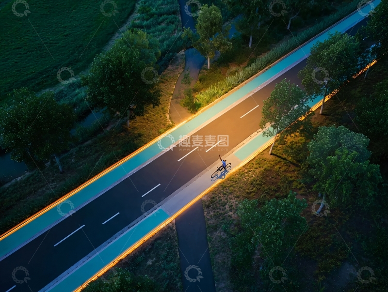 高清大图下载【趣麦麦图】夜晚公路上摩托车行驶的俯瞰长曝光影像