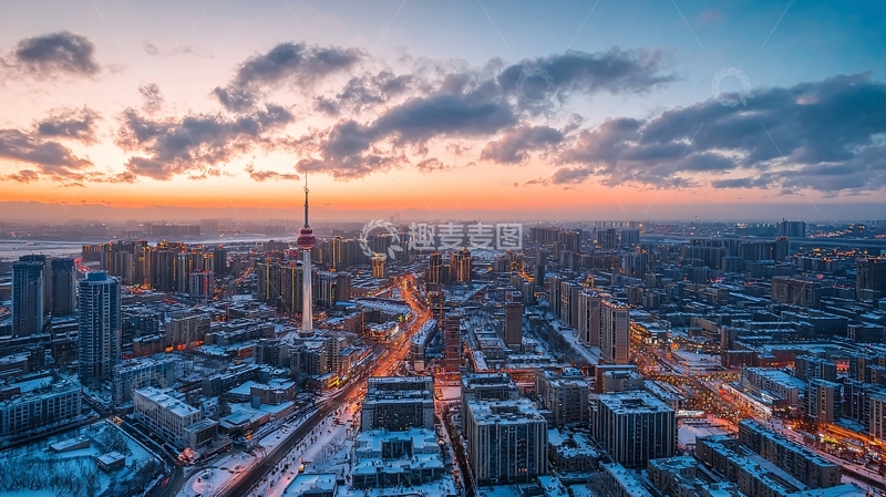 高清大图下载【趣麦麦图】城市雪景黄昏时分高楼林立灯火初上