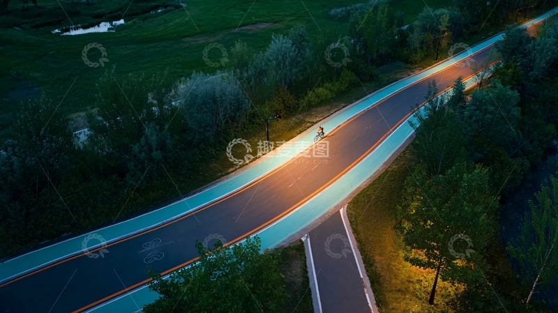 高清大图下载【趣麦麦图】夜晚公路上骑行者光影交错的空中俯瞰画面