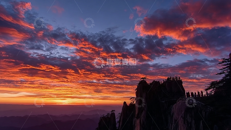 高清大图下载【趣麦麦图】壮丽日落映照山峦剪影与绚丽云霞