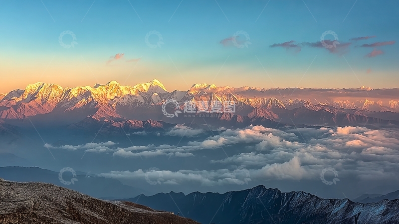 高清大图下载【趣麦麦图】日出时分雪山群峰与云海壮丽景观