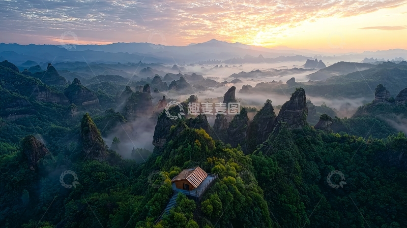 高清大图下载【趣麦麦图】日出时分山峦叠翠雾气缭绕的壮丽自然景观