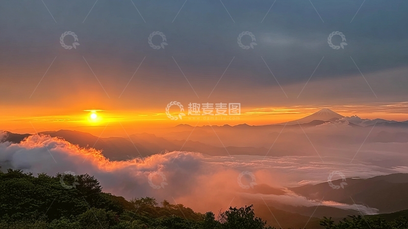 高清大图下载【趣麦麦图】日出时分云海缭绕山峦壮丽景象