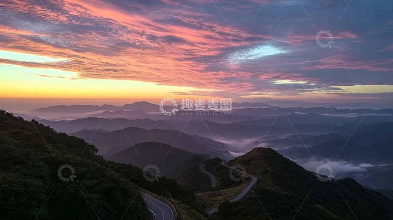 高清大图下载【趣麦麦图】日出时分蜿蜒山路与层叠山脉的壮丽景色
