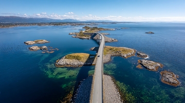 海上桥梁连接岛屿的壮丽航拍景观
