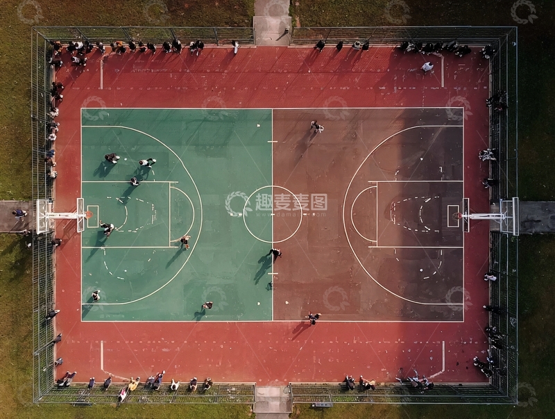 高清大图下载【趣麦麦图】俯瞰视角下篮球场上的多人活动场景