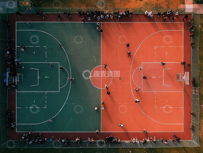高清大图下载【趣麦麦图】俯瞰视角下的篮球场多人活动场景
