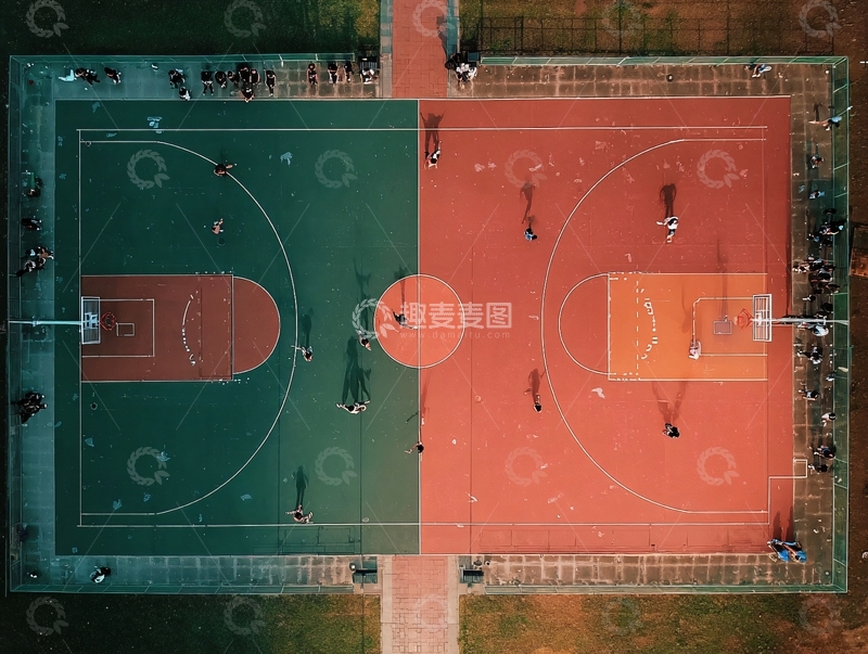 高清大图下载【趣麦麦图】俯瞰视角下的篮球场人们正在运动